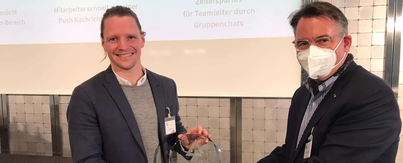 Jens Dreisewerd nimmt für Beekeeper den Startup- und Digitalisierungspreis entgegen (Foto: Entscheiderfabrik)